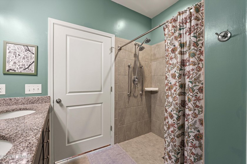 Fantastic, well-kept home on a desirable corner lot! Spacious - photo 19
