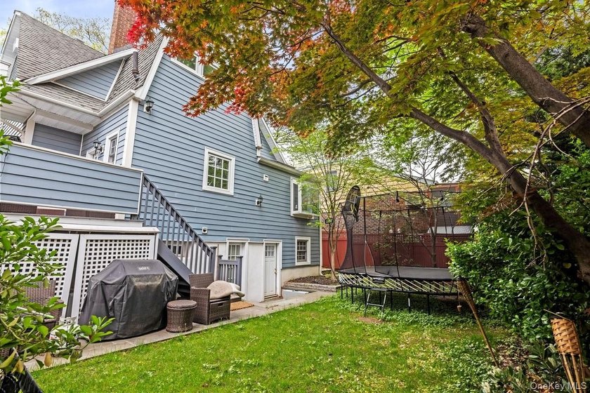 Move right into this beautiful Colonial on a tree-lined block in - photo 16
