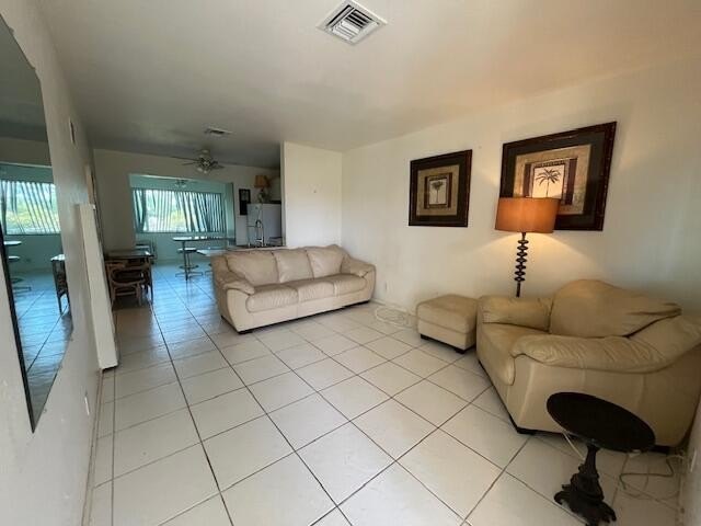 2 bedroom 1 bath. No age restrictions. 0.25 miles to the beach - photo 6