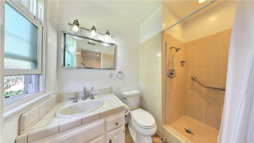 Located in one of North Huntington Beach's most desirable - photo 14
