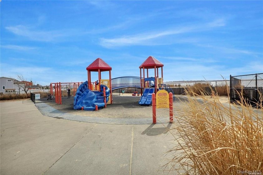 East Rockaway: Bay Park, Renovated Bungalow with 2 Bedrooms, 1 - photo 21