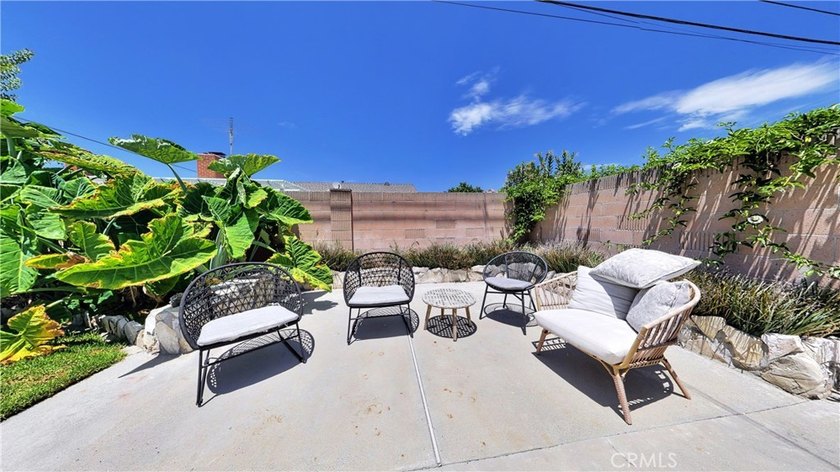 Located in one of North Huntington Beach's most desirable - photo 32
