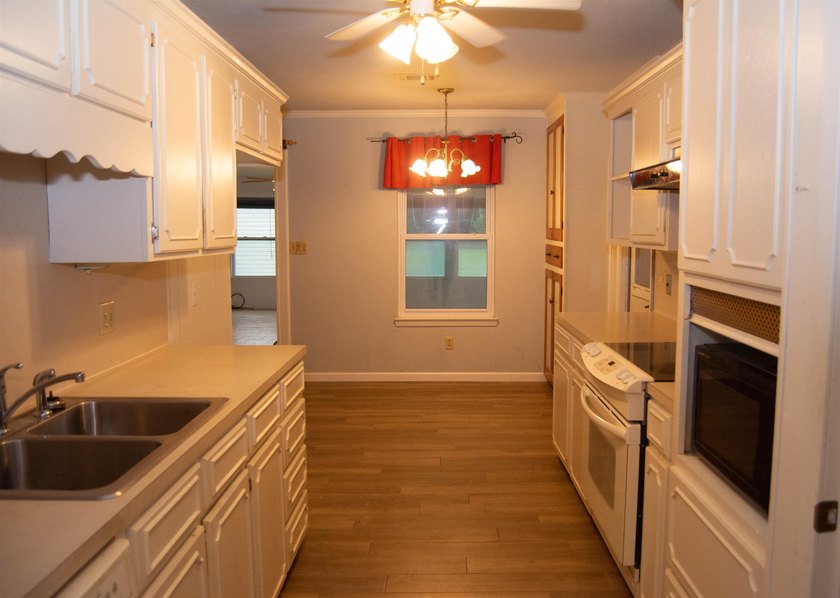 This 3/2/2 home offers incredible potential and plenty of space - photo 6