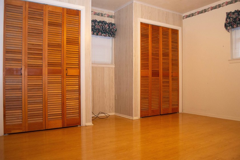 This 3/2/2 home offers incredible potential and plenty of space - photo 7