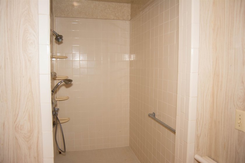 This 3/2/2 home offers incredible potential and plenty of space - photo 8