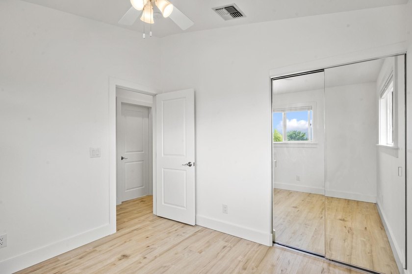 Renovated beach-style 3 bd, 2 ba home with 2 bd, 1 ba permitted - photo 11