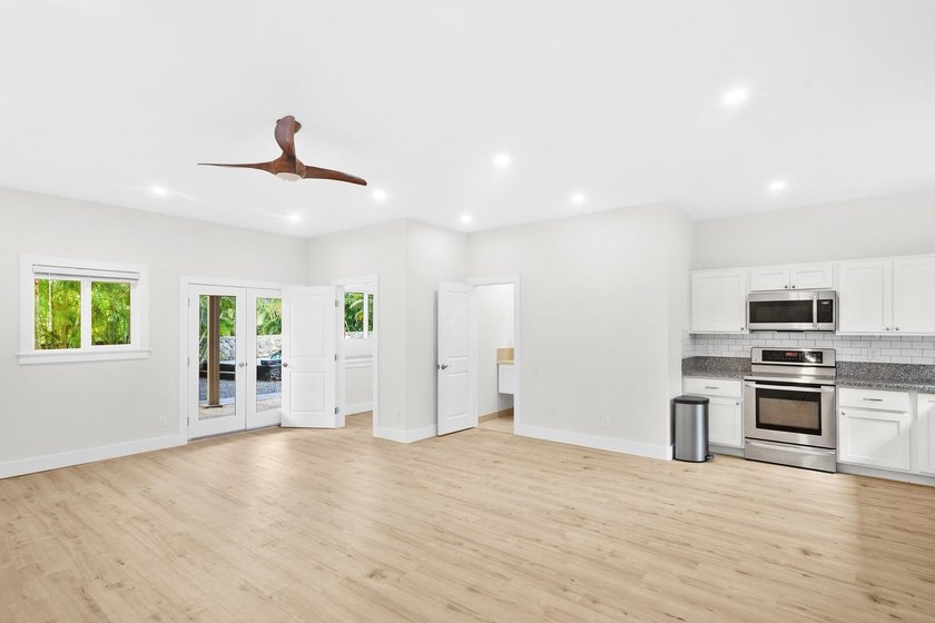 Renovated beach-style 3 bd, 2 ba home with 2 bd, 1 ba permitted - photo 23