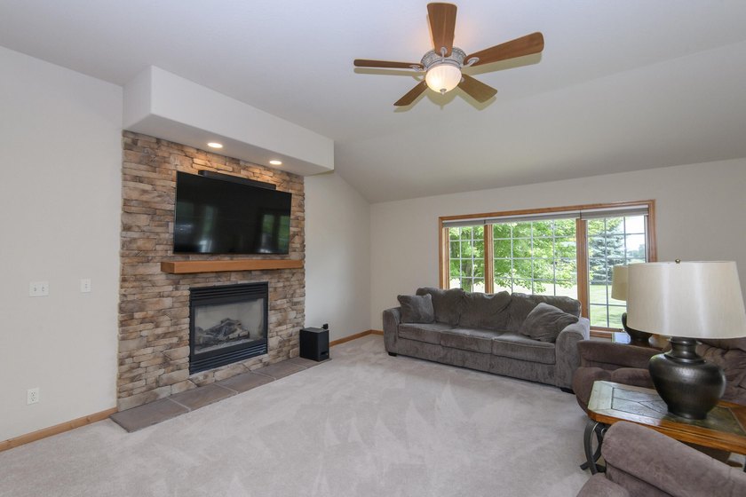 EXCEPTIONAL!!! 4 BR, 3 BA ranch offers nearly 4,000 sq. ft. of - photo 6
