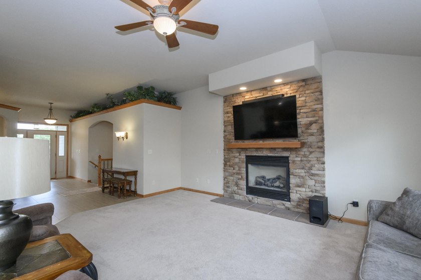 EXCEPTIONAL!!! 4 BR, 3 BA ranch offers nearly 4,000 sq. ft. of - photo 9