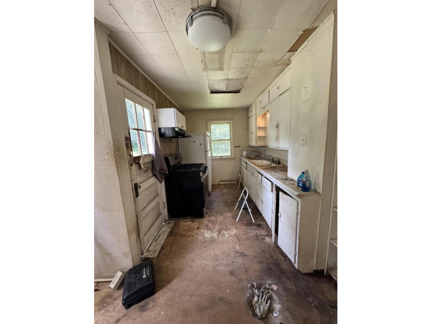 Opportunity awaits with this 3-bedroom, 1-bath home on three - photo 8
