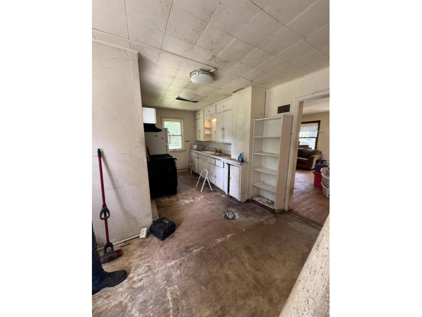 Opportunity awaits with this 3-bedroom, 1-bath home on three - photo 9