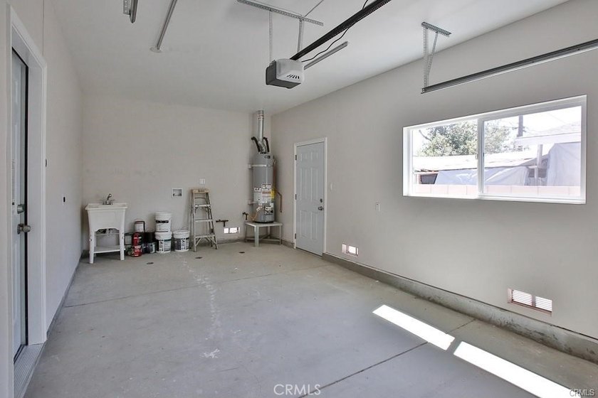 Discover the Perfect Home in Santa Ana! Don't miss this - photo 11
