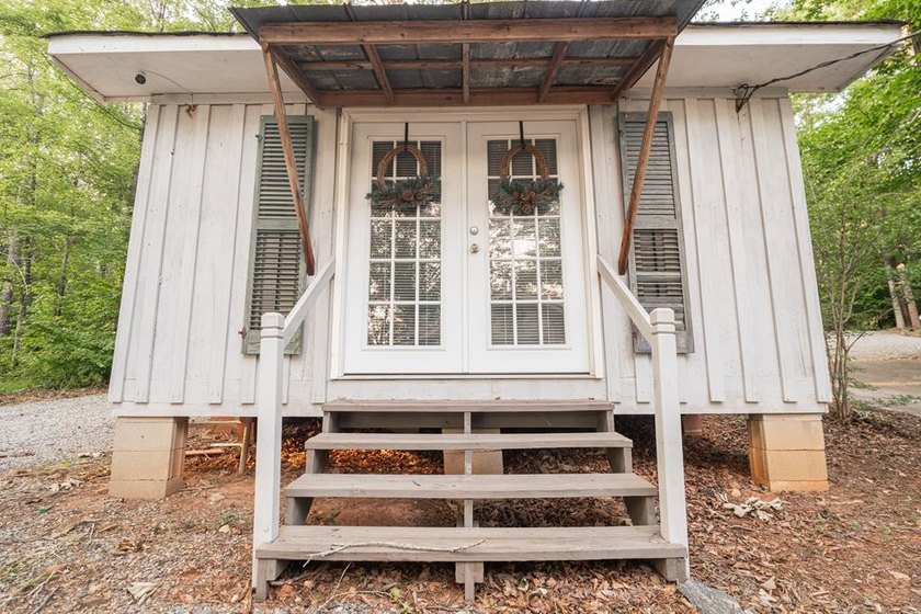 Set along the shoreline of Lake Sinclair, this thoughtfully - photo 34