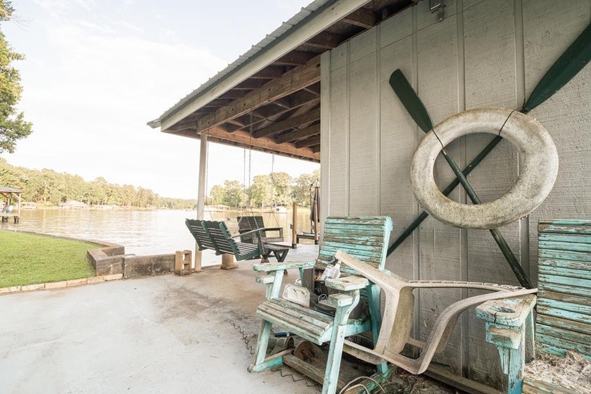 Set along the shoreline of Lake Sinclair, this thoughtfully - photo 40