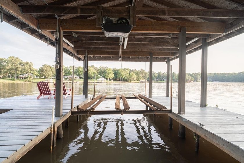 Set along the shoreline of Lake Sinclair, this thoughtfully - photo 41