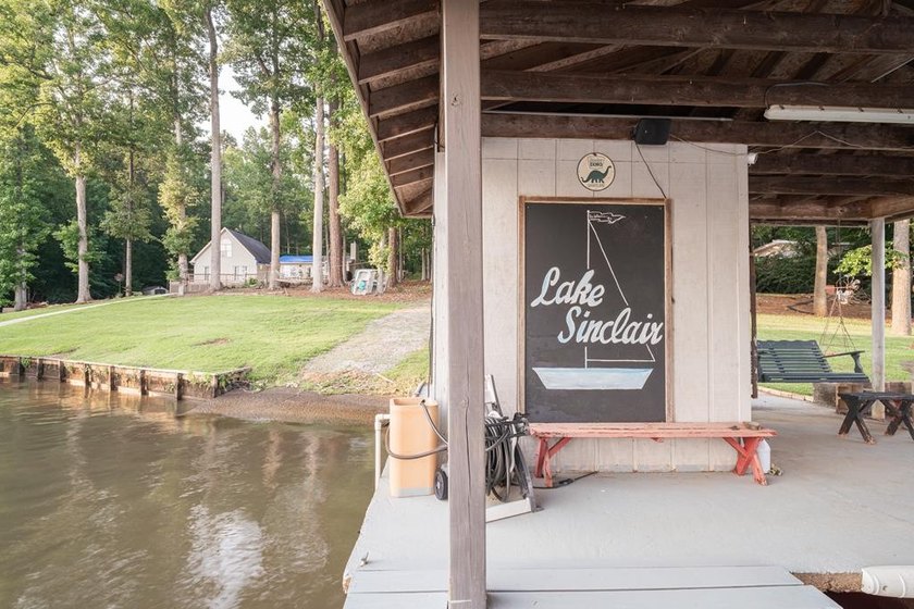 Set along the shoreline of Lake Sinclair, this thoughtfully - photo 42