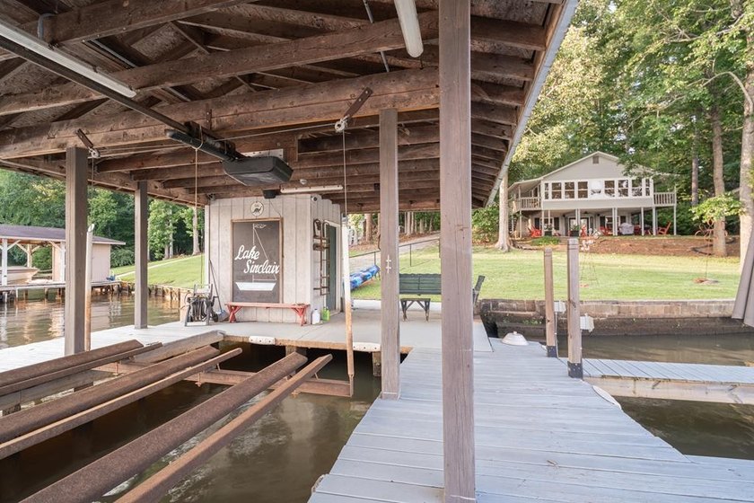 Set along the shoreline of Lake Sinclair, this thoughtfully - photo 43