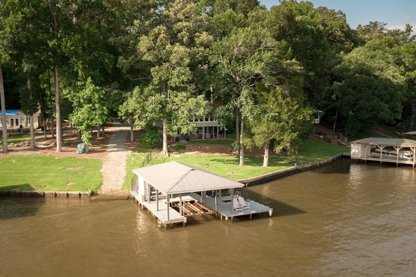 Set along the shoreline of Lake Sinclair, this thoughtfully - photo 45