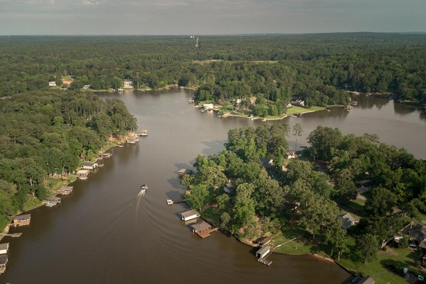 Set along the shoreline of Lake Sinclair, this thoughtfully - photo 47