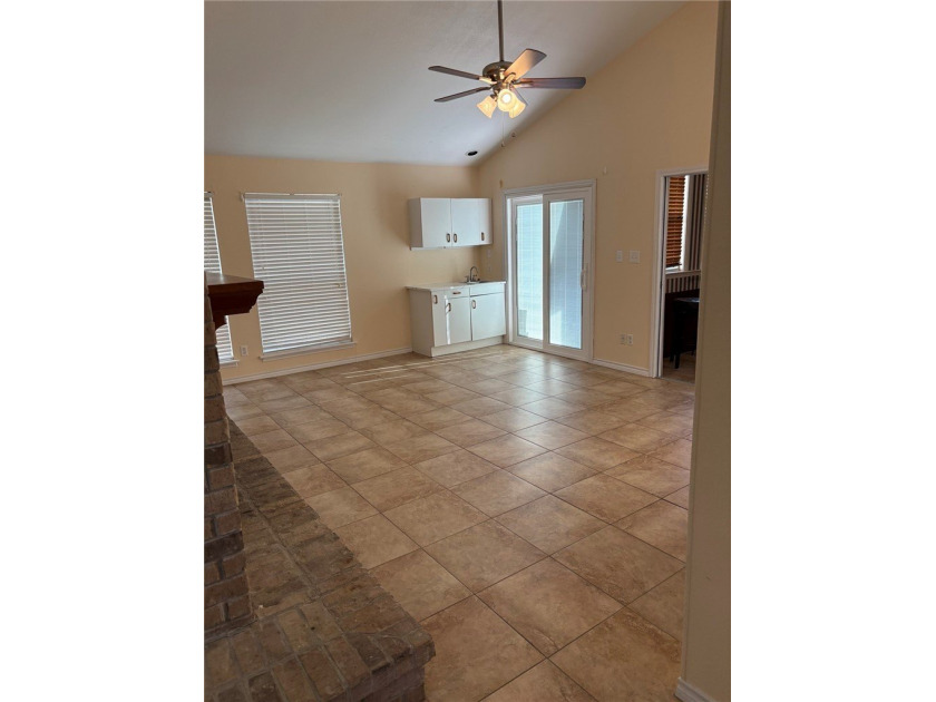 What a great place to call home in the quiet, sophisticated Oak - photo 7