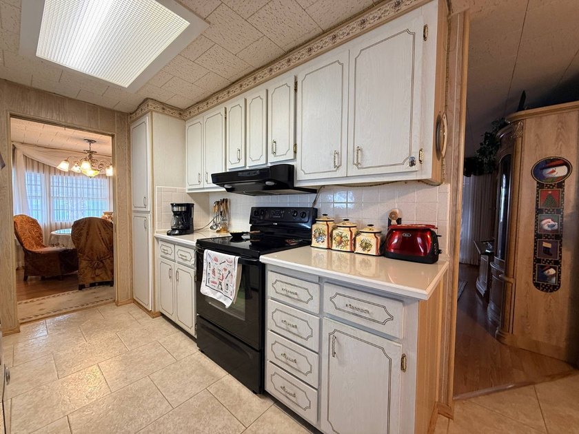 Welcome to this charming 2-bedroom, 2-bath manufactured home - photo 8