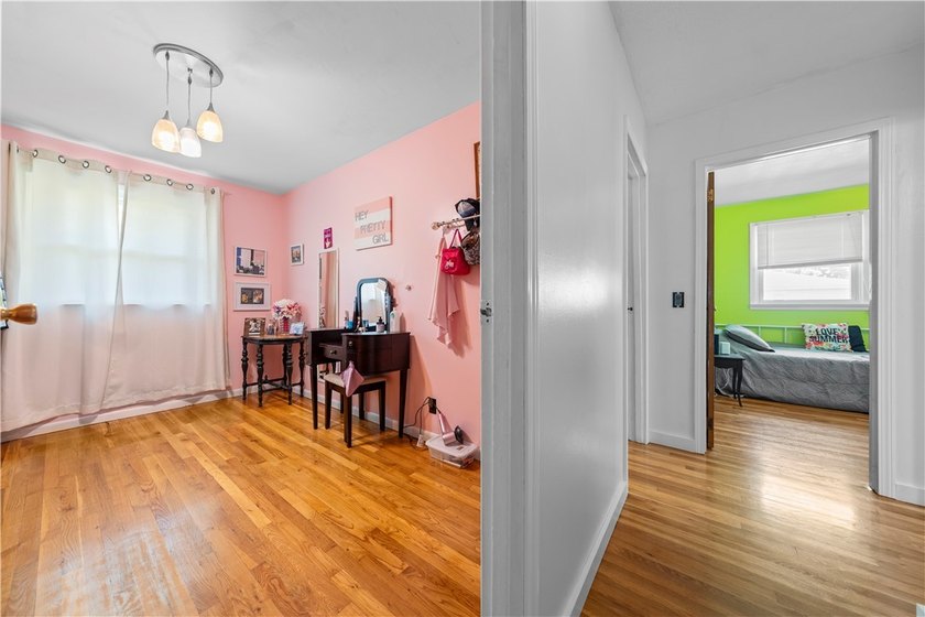 Welcome to 18 Chester Avenue! This beautifully maintained - photo 11