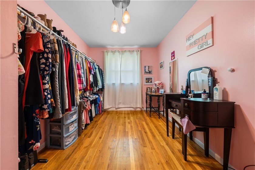 Welcome to 18 Chester Avenue! This beautifully maintained - photo 12