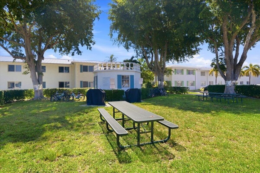 Charming 1 bed 1 1/2 bath 55+ co-op in Georgian Court Apts North - photo 39