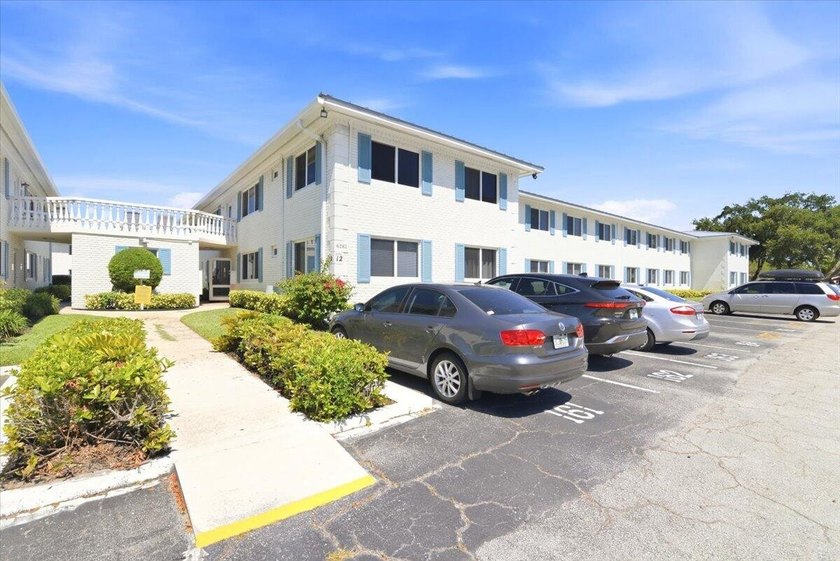 Charming 1 bed 1 1/2 bath 55+ co-op in Georgian Court Apts North - photo 43