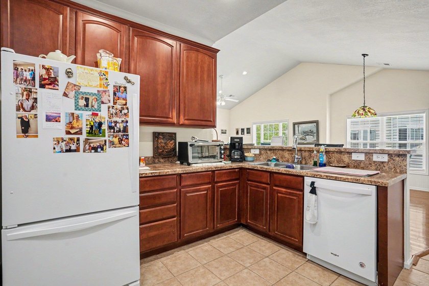 Welcome to this delightful three-bedroom, two-bathroom end unit - photo 12
