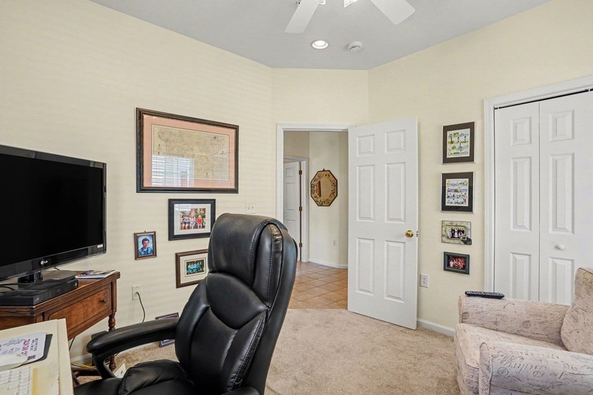 Welcome to this delightful three-bedroom, two-bathroom end unit - photo 14