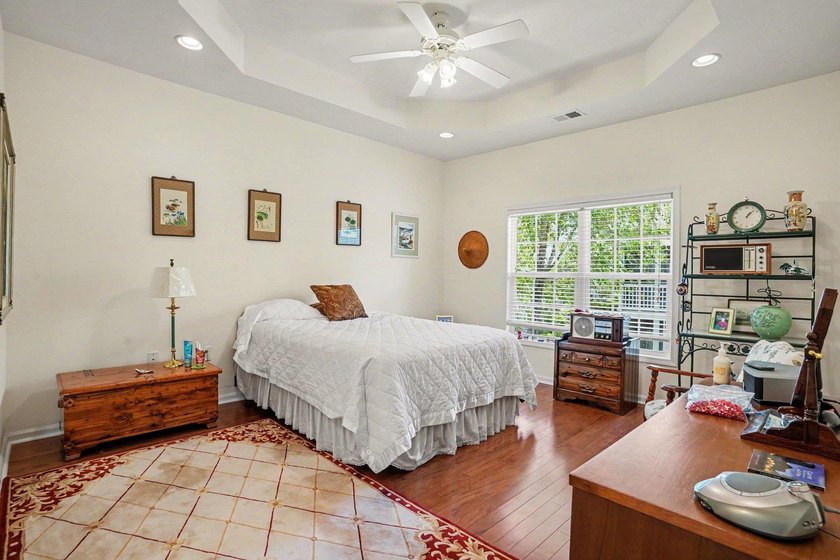 Welcome to this delightful three-bedroom, two-bathroom end unit - photo 15