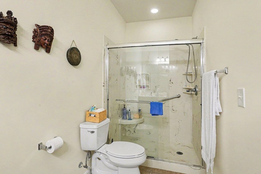 Welcome to this delightful three-bedroom, two-bathroom end unit - photo 17
