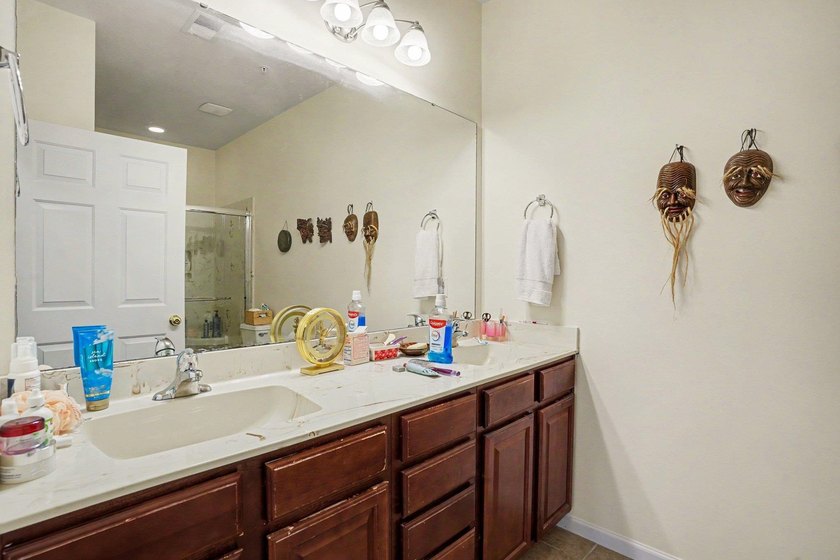 Welcome to this delightful three-bedroom, two-bathroom end unit - photo 18