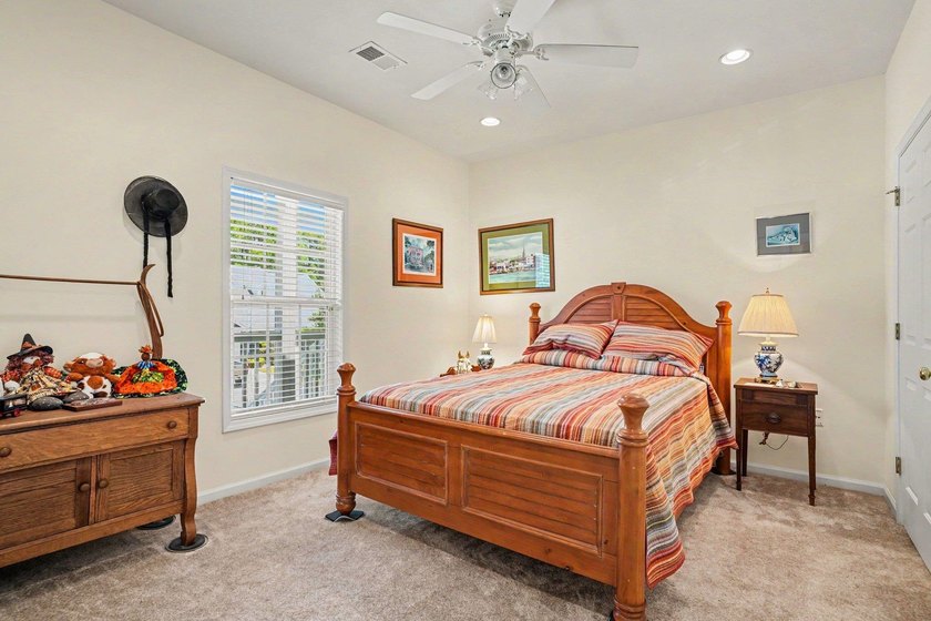 Welcome to this delightful three-bedroom, two-bathroom end unit - photo 19