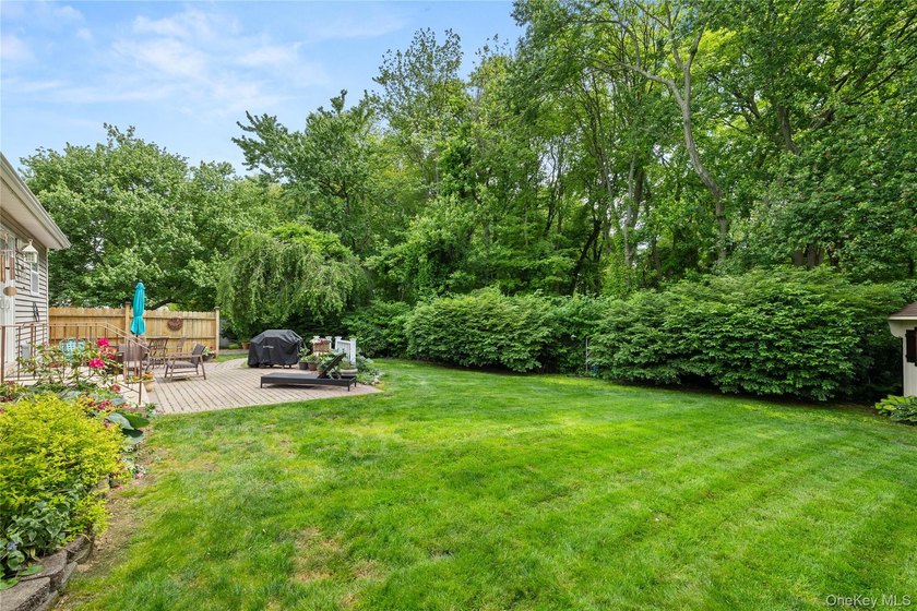 Beautifully maintained 4-bedroom Colonial located in the heart - photo 21