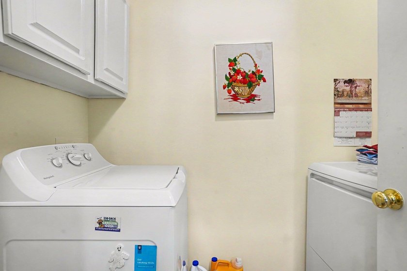 Welcome to this delightful three-bedroom, two-bathroom end unit - photo 22