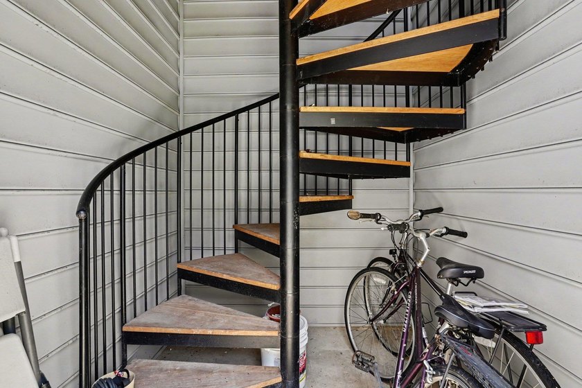 Welcome to this delightful three-bedroom, two-bathroom end unit - photo 27