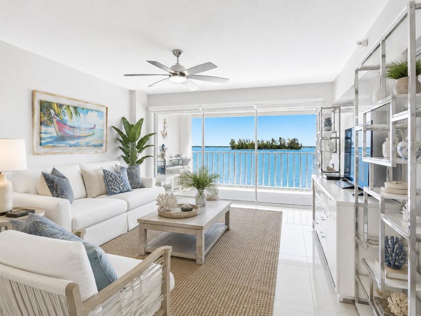 Beautifully renovated with stunning white tile, freshly painted - photo 11