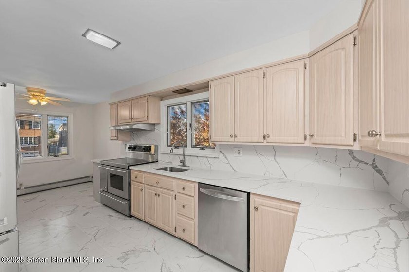 Welcome to this welcoming and sprawling mid-century modern - photo 11