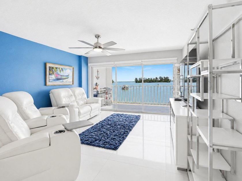 Beautifully renovated with stunning white tile, freshly painted - photo 12