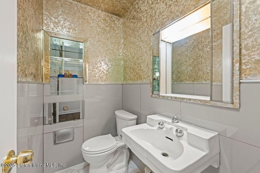 Welcome to this welcoming and sprawling mid-century modern - photo 13