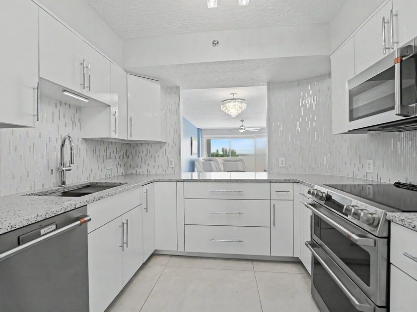 Beautifully renovated with stunning white tile, freshly painted - photo 14