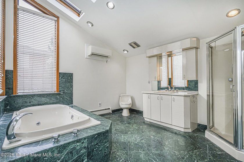 Welcome to this welcoming and sprawling mid-century modern - photo 15