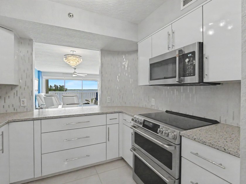 Beautifully renovated with stunning white tile, freshly painted - photo 16