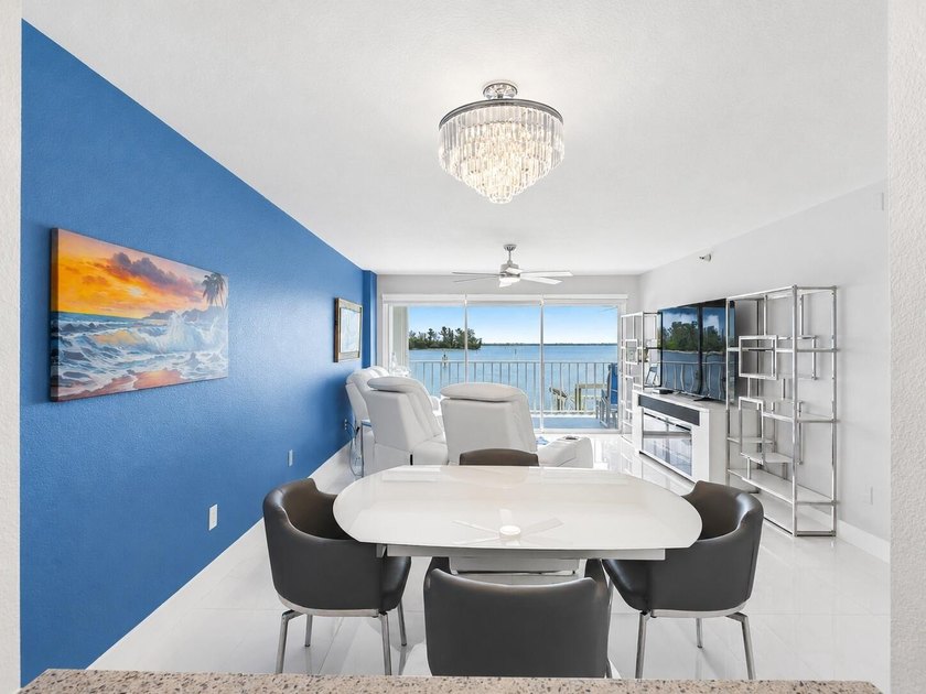 Beautifully renovated with stunning white tile, freshly painted - photo 17