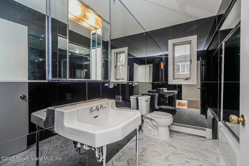 Welcome to this welcoming and sprawling mid-century modern - photo 18