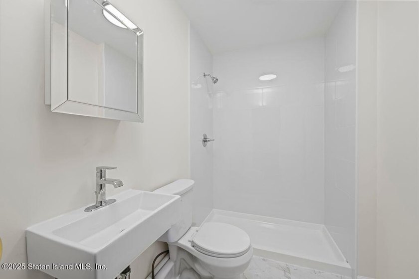 Welcome to this welcoming and sprawling mid-century modern - photo 20