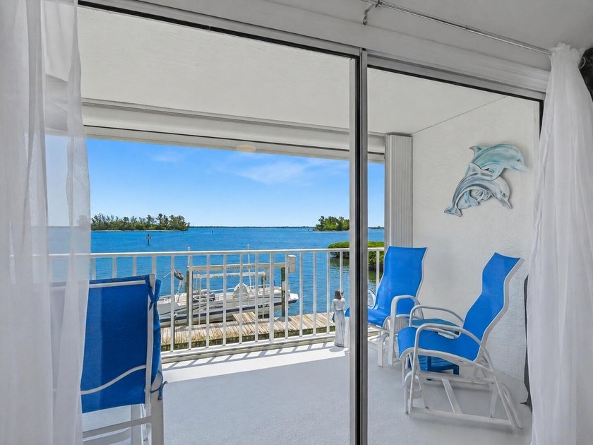 Beautifully renovated with stunning white tile, freshly painted - photo 22