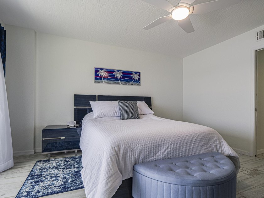 Beautifully renovated with stunning white tile, freshly painted - photo 24